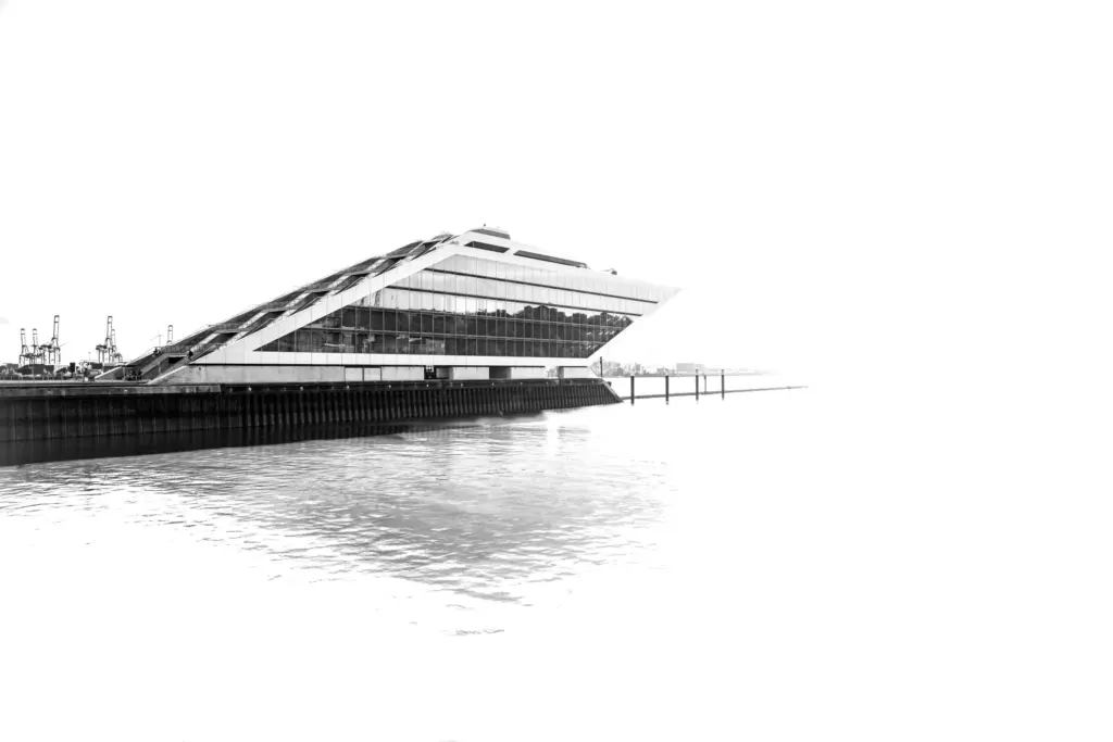 Schwarzweißaufnahme moderner Architektur an der Elbe