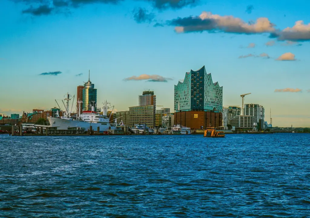 Hamburger Hafen mit Elbphilharmonie bei Abendlicht