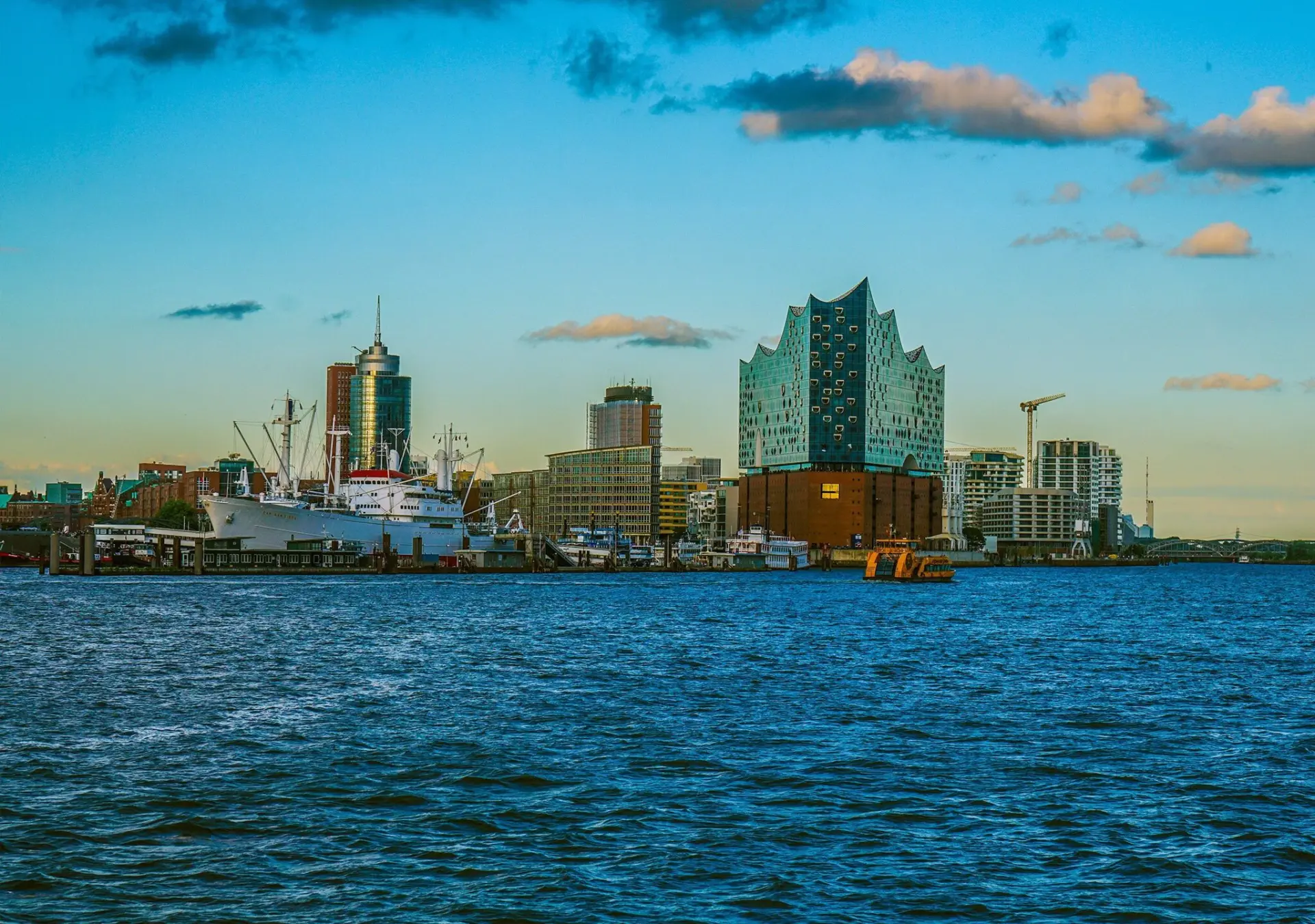 Hamburger Hafen mit Elbphilharmonie bei Abendlicht